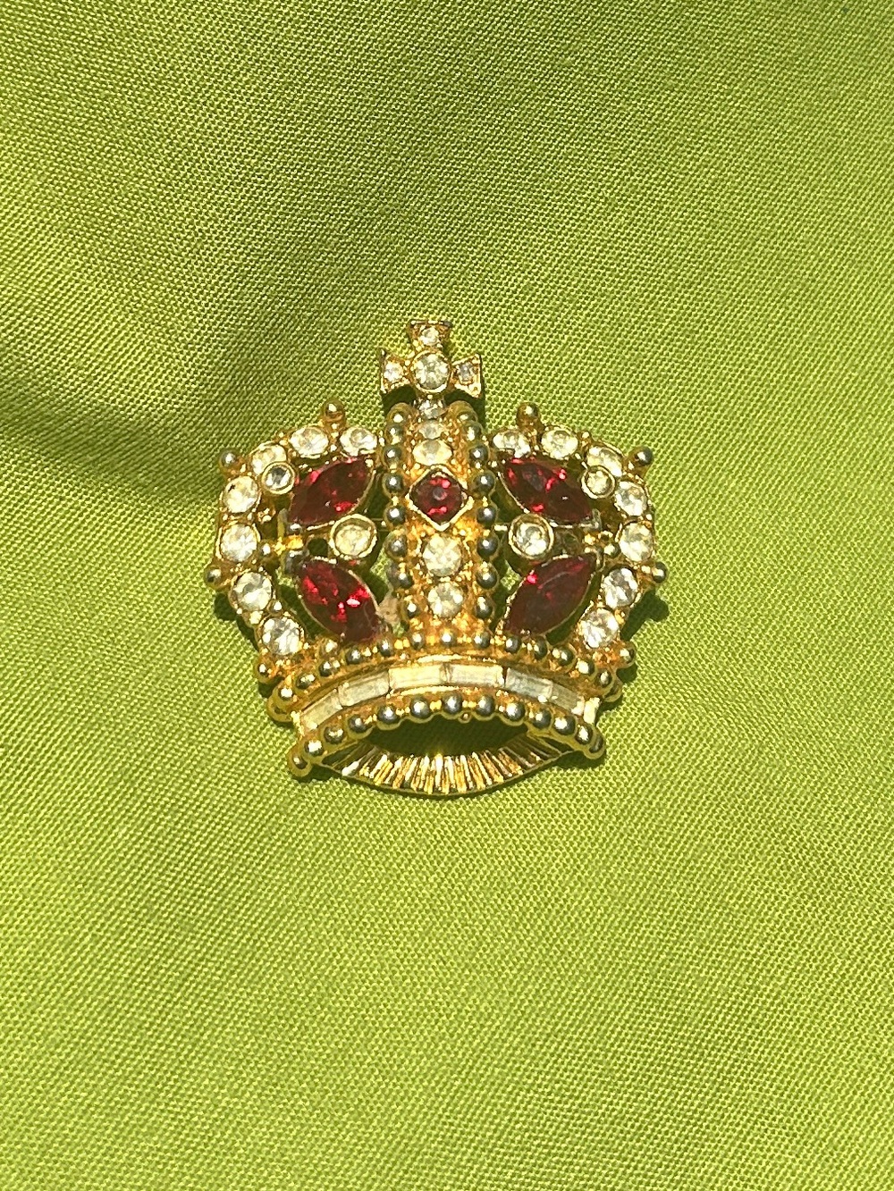 Unsigned Vintage Gold Tone Crown Brooch with Ruby Red Rhinestones